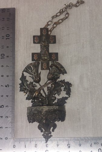 Ancien petit bénitier en métal argenté, décor Jeanne dArc et chardon ^