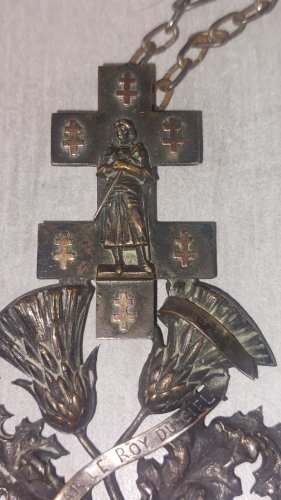 Ancien petit bénitier en métal argenté, décor Jeanne dArc et chardon ^