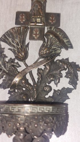 Ancien petit bénitier en métal argenté, décor Jeanne dArc et chardon ^