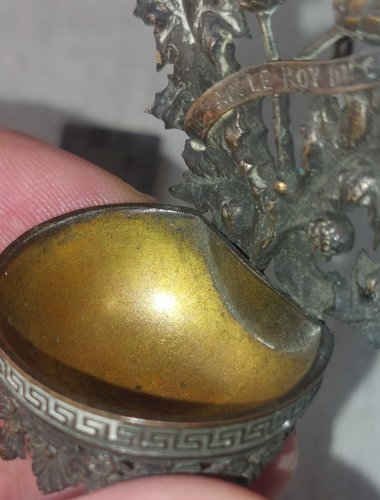 Ancien petit bénitier en métal argenté, décor Jeanne dArc et chardon ^