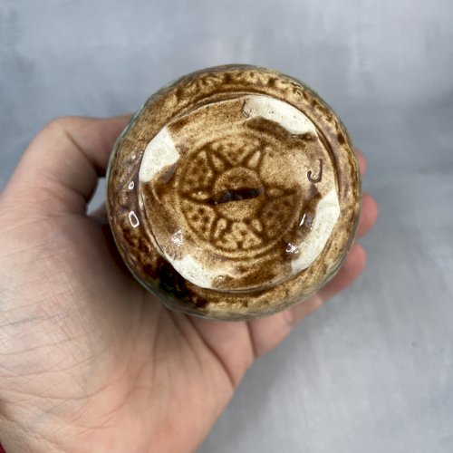 Ancien petit cache pot barbotine majolica décor feuillage en relief, belge ?