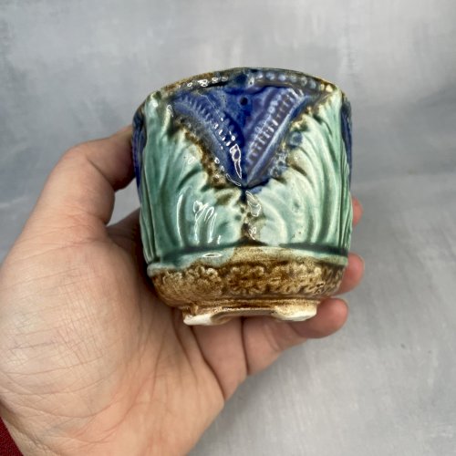 Ancien petit cache pot barbotine majolica décor feuillage en relief, belge ?