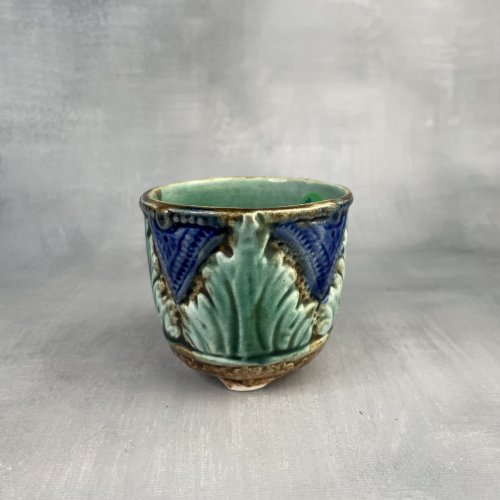 Ancien petit cache pot barbotine majolica décor feuillage en relief, belge ?