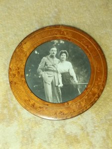 ancien petit cadre  en bois avec photo ancienne en bon etat