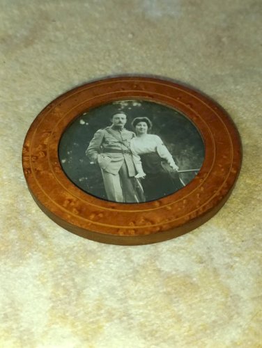 ancien petit cadre  en bois avec photo ancienne en bon etat