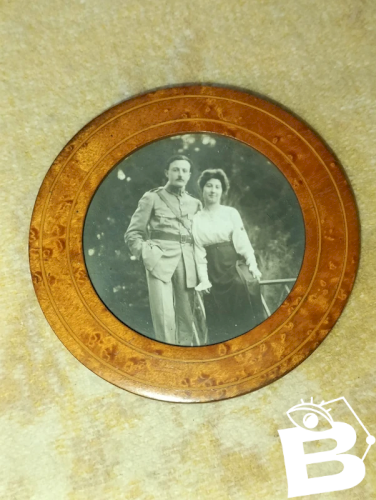 ancien petit cadre  en bois avec photo ancienne en bon etat