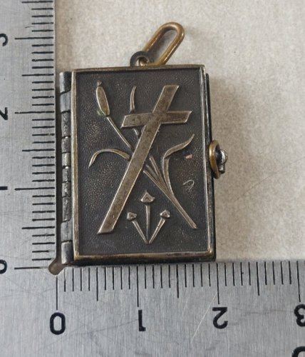 Ancien petit carnet / livre religieux miniature, pendentif, en métal argenté