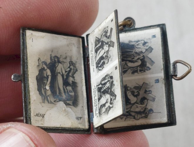 Ancien petit carnet / livre religieux miniature, pendentif, en métal argenté