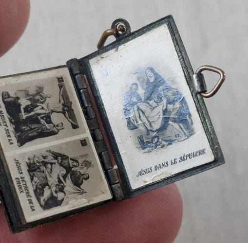 Ancien petit carnet / livre religieux miniature, pendentif, en métal argenté
