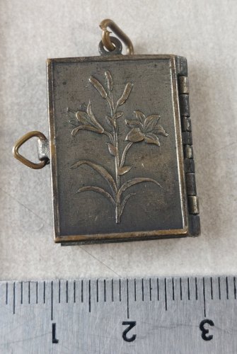 Ancien petit carnet / livre religieux miniature, pendentif, en métal argenté
