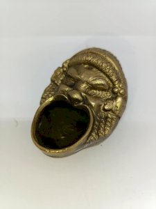 ancien petit cendrier en bronze ou laiton à decor de personnage antique? en bon etat