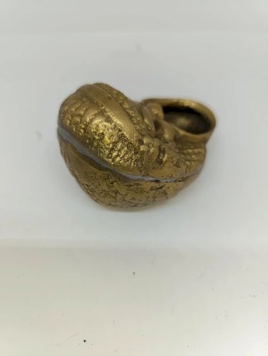 ancien petit cendrier en bronze ou laiton à decor de personnage antique? en bon etat