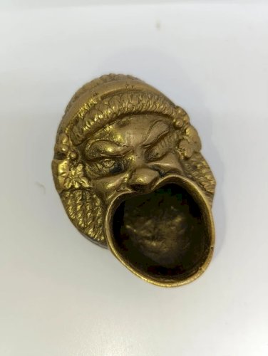 ancien petit cendrier en bronze ou laiton à decor de personnage antique? en bon etat