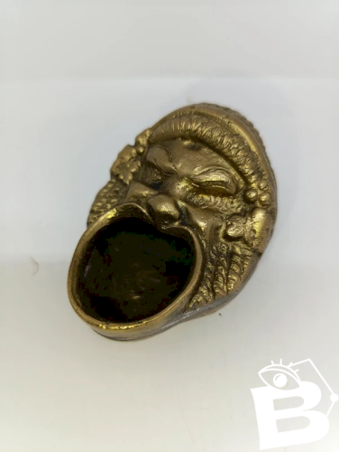 ancien petit cendrier en bronze ou laiton à decor de personnage antique? en bon etat