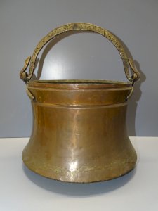 -ANCIEN PETIT CHAUDRON CUIVRE ANSE LAITON Gravé BOUTS TETES SERPENTS CHEMINEE  D