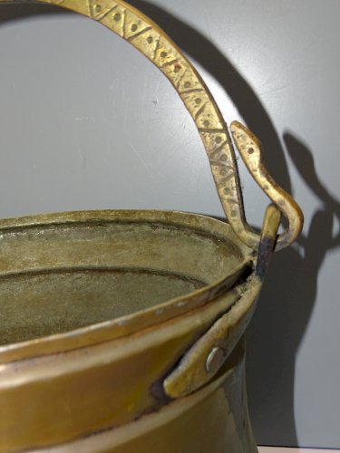 -ANCIEN PETIT CHAUDRON CUIVRE ANSE LAITON Gravé BOUTS TETES SERPENTS CHEMINEE  D