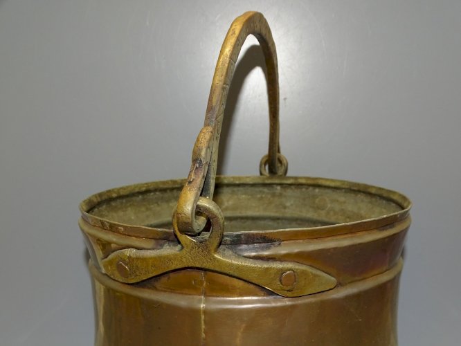 -ANCIEN PETIT CHAUDRON CUIVRE ANSE LAITON Gravé BOUTS TETES SERPENTS CHEMINEE  D