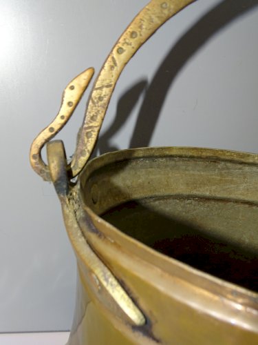 -ANCIEN PETIT CHAUDRON CUIVRE ANSE LAITON Gravé BOUTS TETES SERPENTS CHEMINEE  D