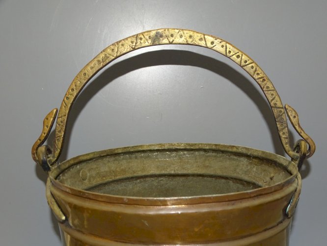 -ANCIEN PETIT CHAUDRON CUIVRE ANSE LAITON Gravé BOUTS TETES SERPENTS CHEMINEE  D