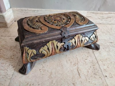 Ancien petit coffre en bois sculptee en bon etat