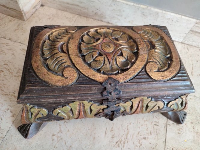 Ancien petit coffre en bois sculptee en bon etat