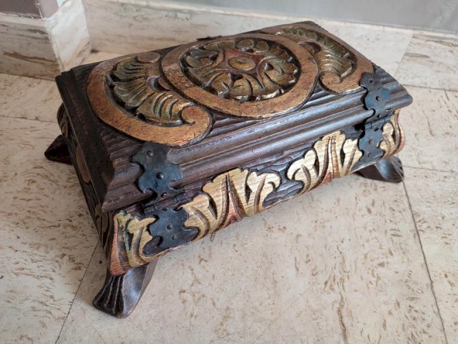Ancien petit coffre en bois sculptee en bon etat