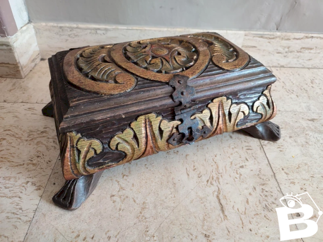 Ancien petit coffre en bois sculptee en bon etat