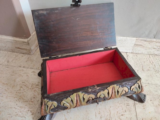 Ancien petit coffre en bois sculptee en bon etat