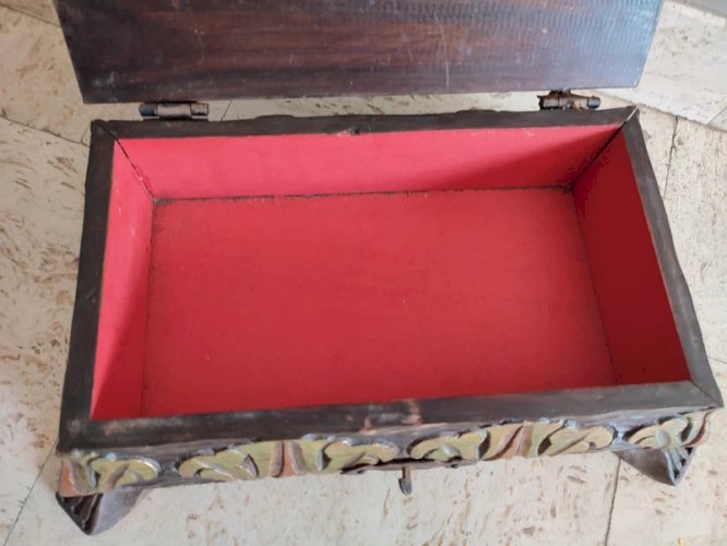 Ancien petit coffre en bois sculptee en bon etat