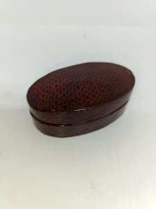 ancien petit coffret laque rouge style peau serpent en bon etat