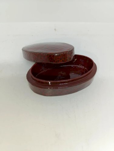 ancien petit coffret laque rouge style peau serpent en bon etat