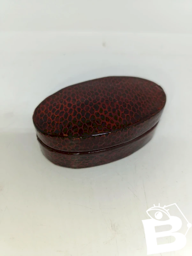 ancien petit coffret laque rouge style peau serpent en bon etat