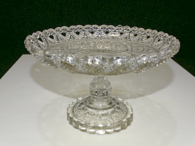 -ANCIEN PETIT COMPOTIER EN VERRE Moulé BORD à décor de COEURS déco TABLE   D