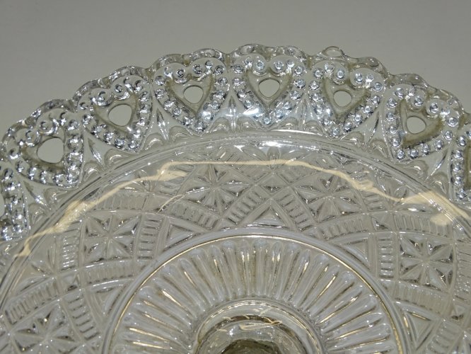 -ANCIEN PETIT COMPOTIER EN VERRE Moulé BORD à décor de COEURS déco TABLE   D