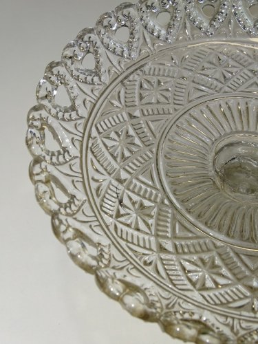 -ANCIEN PETIT COMPOTIER EN VERRE Moulé BORD à décor de COEURS déco TABLE   D