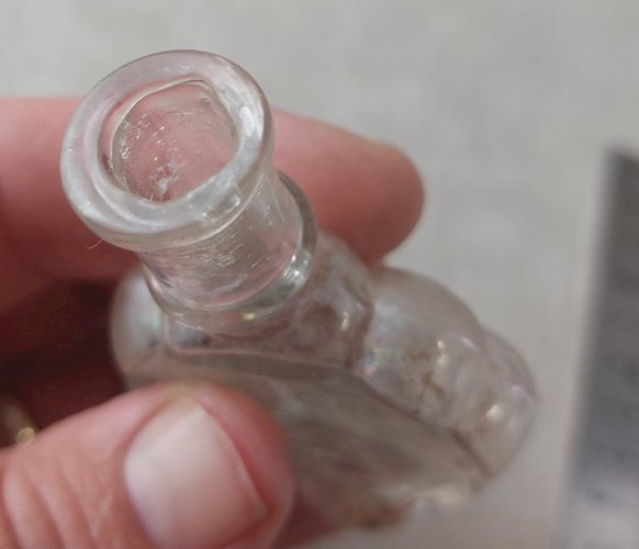 Ancien petit flacon à parfum, forme fleur, en verre