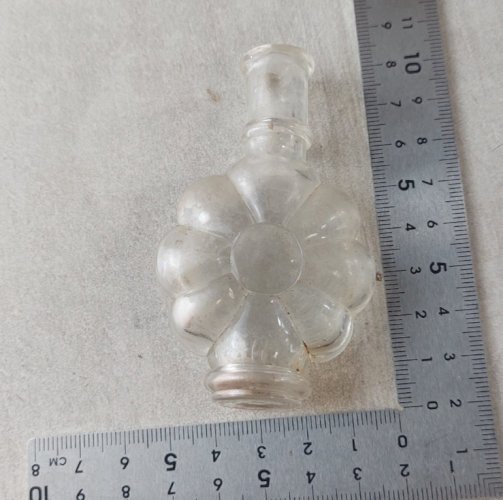 Ancien petit flacon à parfum, forme fleur, en verre