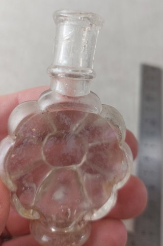 Ancien petit flacon à parfum, forme fleur, en verre