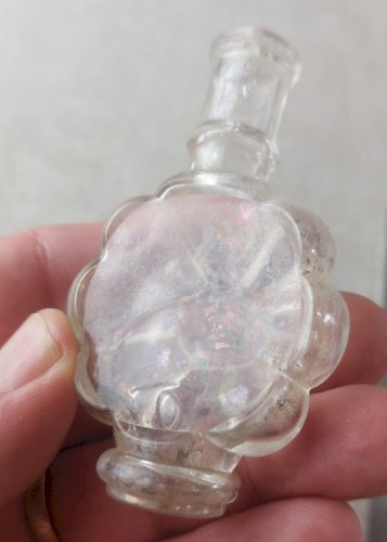 Ancien petit flacon à parfum, forme fleur, en verre