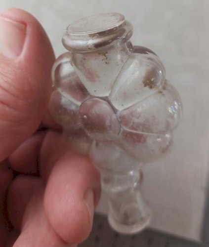 Ancien petit flacon à parfum, forme fleur, en verre