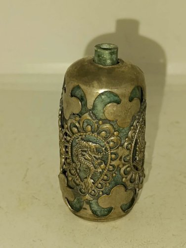 ancien petit flacon chinois en metal à decor de dragon en bon etat general