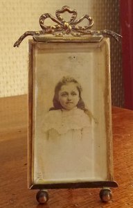 Ancien  Petit Mini Cadre Photo à Poser  Décor Noeud Style Louis XVI Laiton Verre