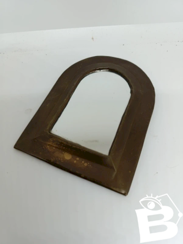 ancien petit miroir  avec contour laiton en bon etat