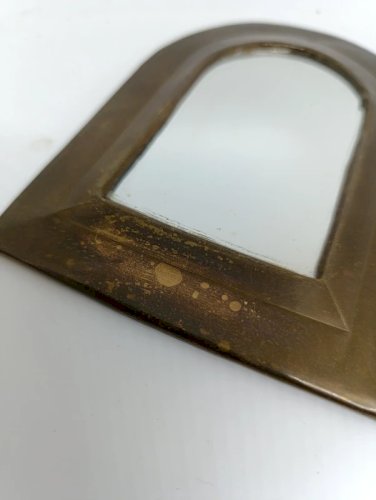 ancien petit miroir  avec contour laiton en bon etat