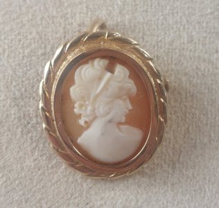 Ancien petit pendentif / broche camée, en métal doré