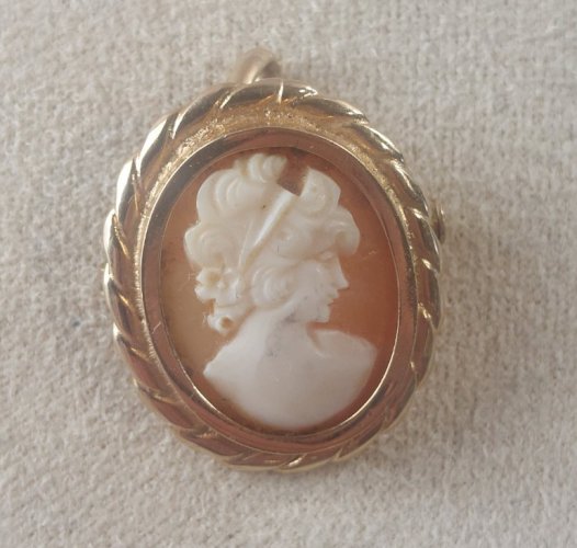 Ancien petit pendentif / broche camée, en métal doré
