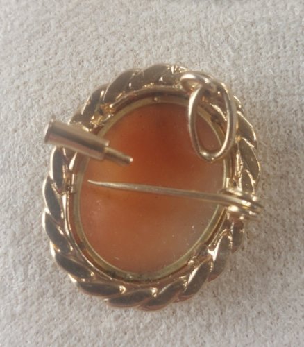 Ancien petit pendentif / broche camée, en métal doré