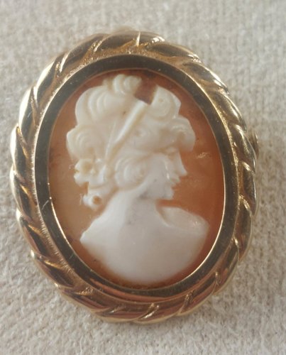 Ancien petit pendentif / broche camée, en métal doré