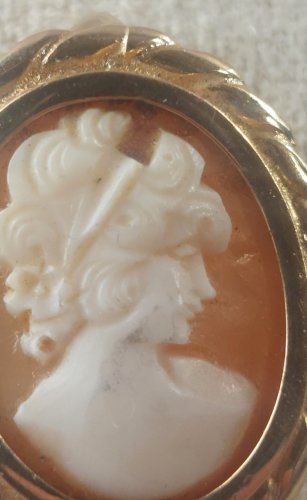 Ancien petit pendentif / broche camée, en métal doré
