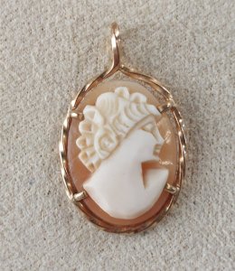 Vintage small cameo pendant, gold-plated